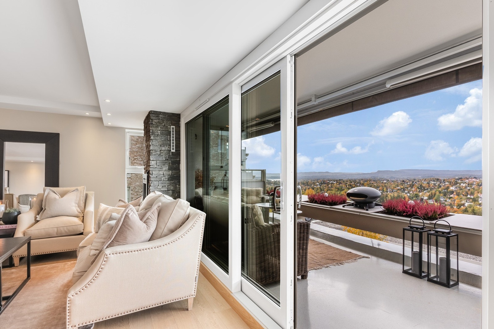 Fra stue er det direkte utgang til leilighetens terrasse. Galleribilde