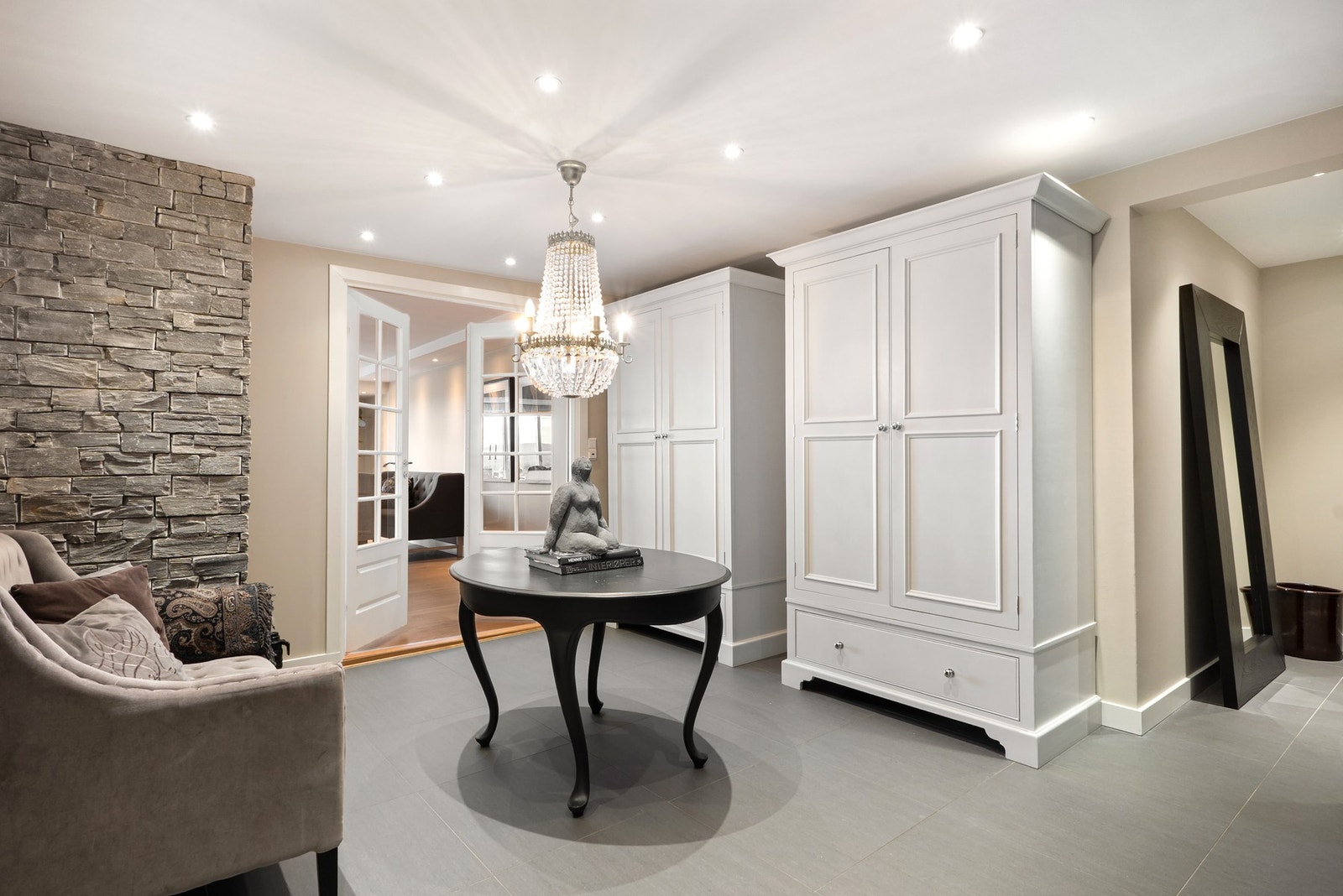 I entréen er det god plass til oppbevaring og naturlig overgang til boligens øvrige rom. Galleribilde