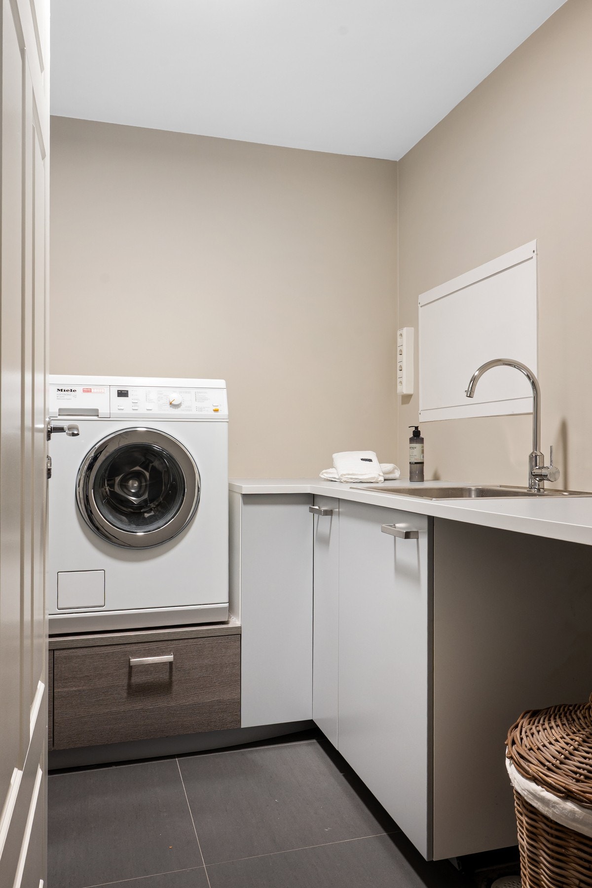 Eget vaskerom med opplegg for vaskemaskin og tørketrommel, benkeplass, utslagsvask og god ventilasjon. Galleribilde