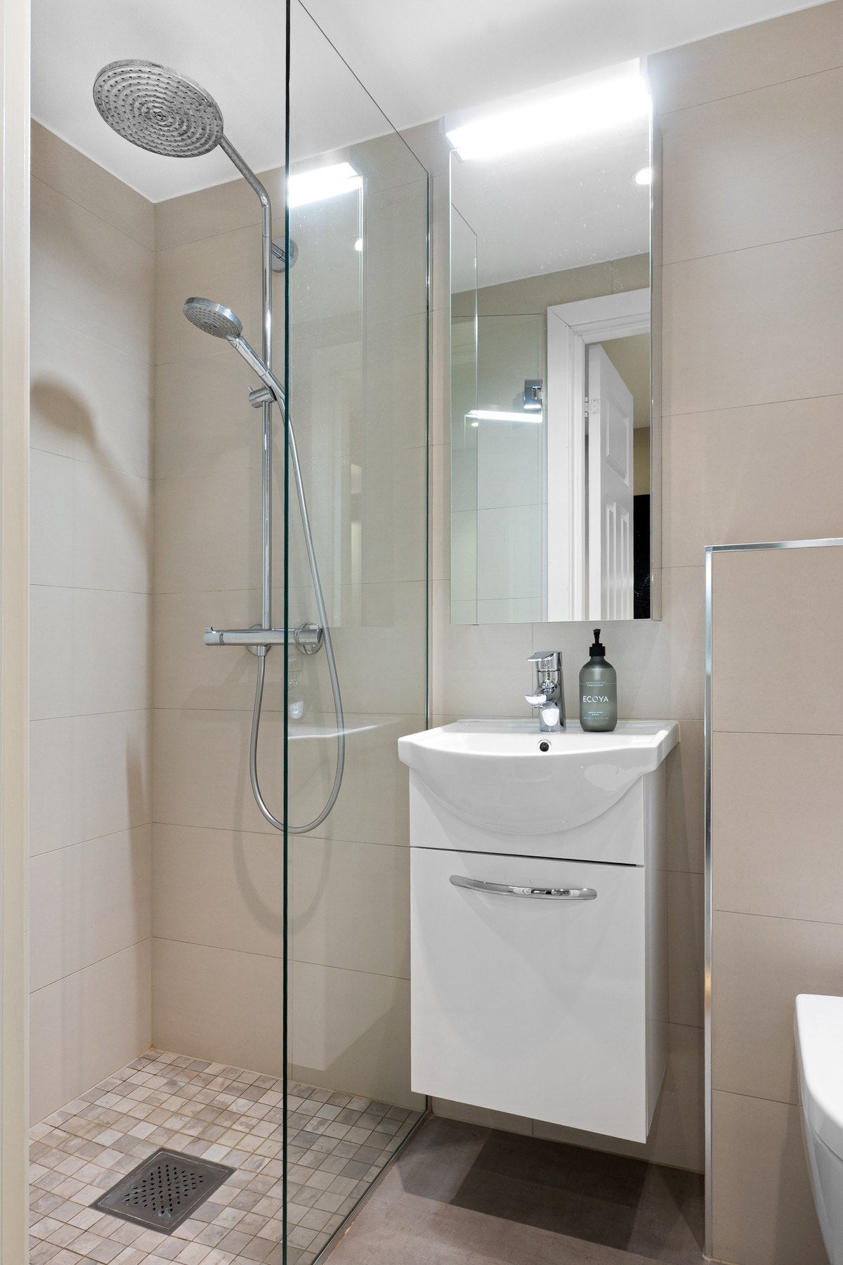 Elektrisk gulvvarme og downlights sørger for god belysning, mens mekanisk avtrekk gir et sunt inneklima. Galleribilde