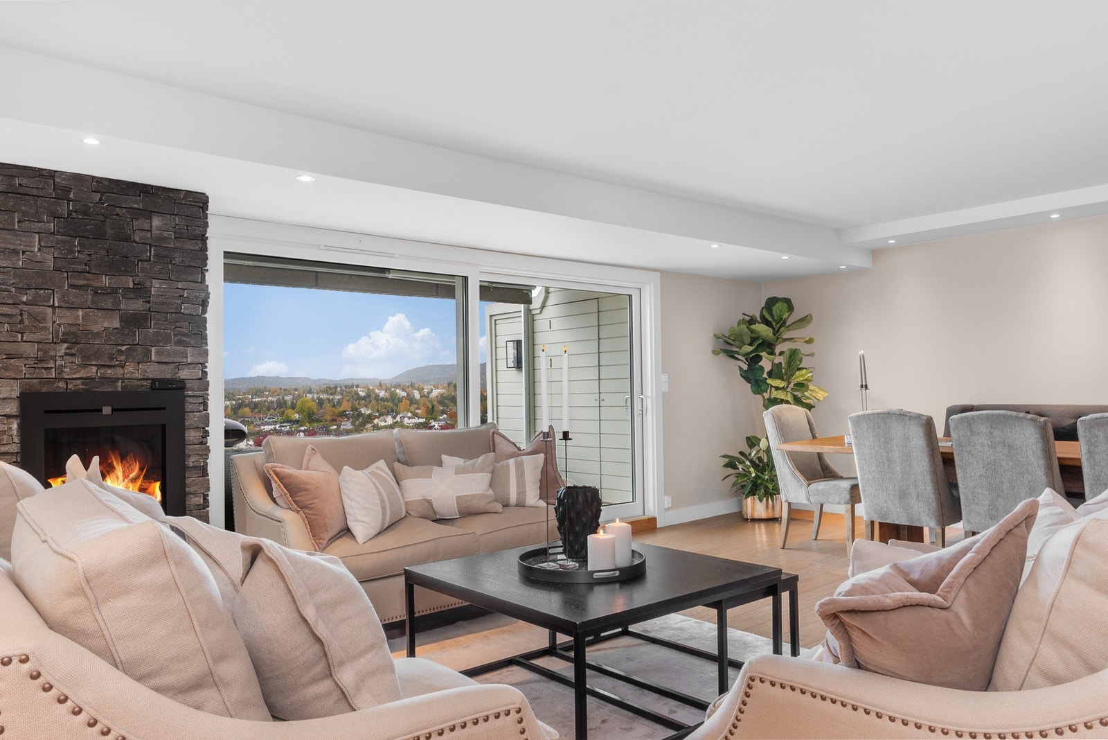 Stuen har store vindusflater som slipper inn mye lys og binder inne- og uterommet sammen. Galleribilde