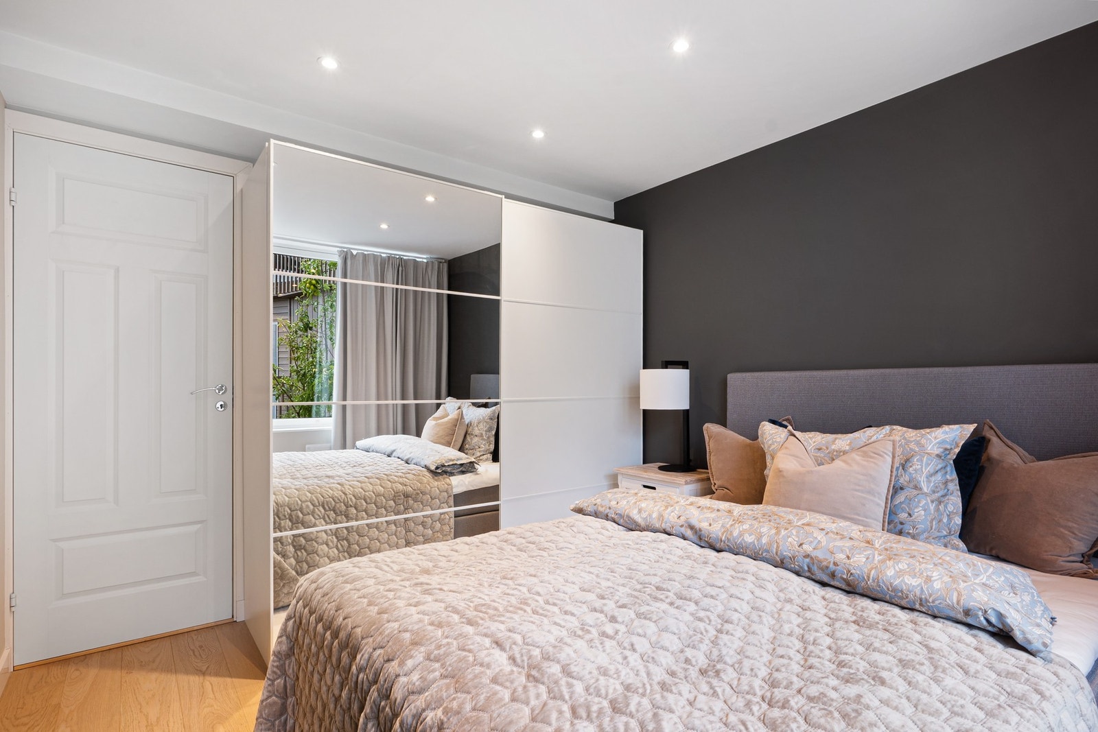 ideelle som barnerom, gjesterom eller hjemmekontor. Galleribilde