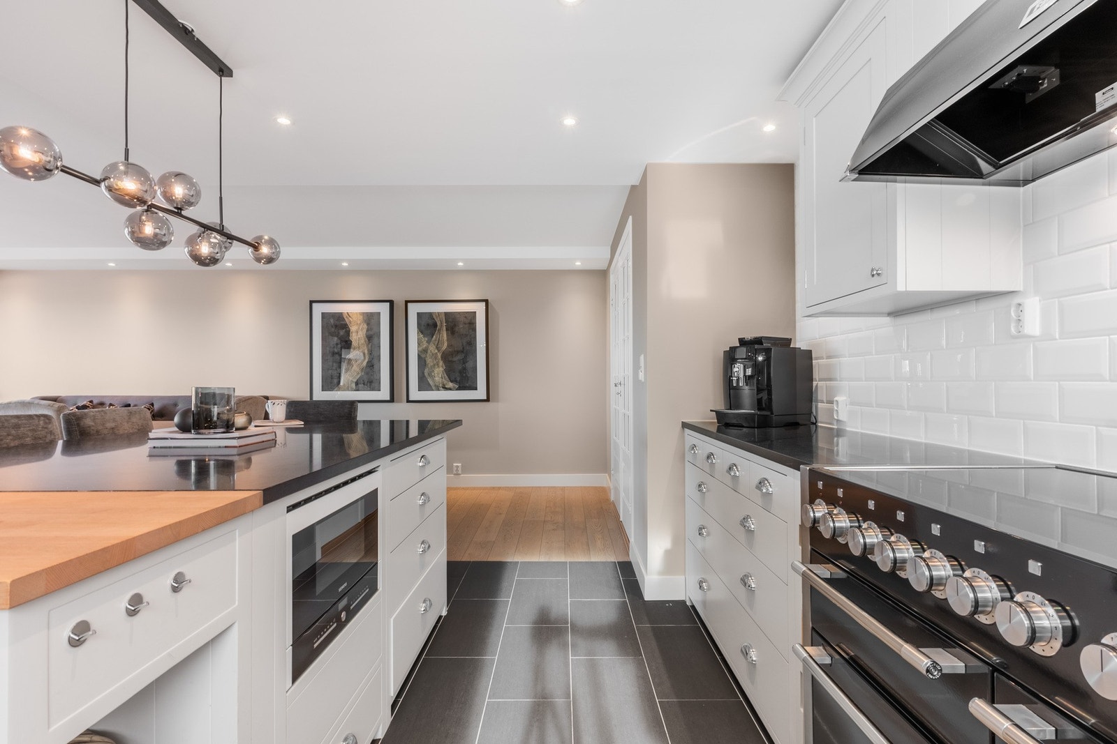 Vil at det skal være denne fargen.
Kjøkkenøy har benkeplate i heltre eik, benkeplate i stein og gir god arbeidsplass. Galleribilde