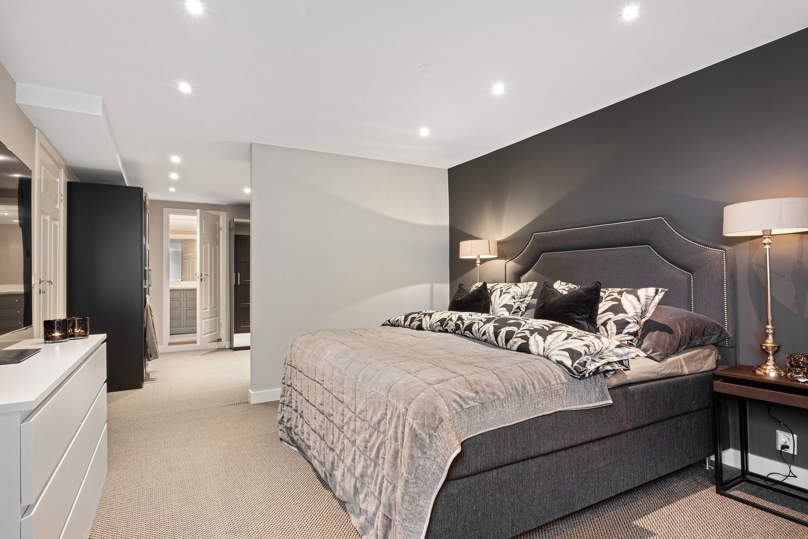 Hovedsoverommet er stort og elegant her er det god plass til dobbeltseng og tilhørende møbler. Galleribilde