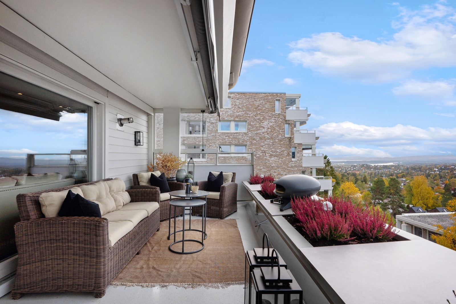 Rekkverket har integrerte blomsterkasser som gir mulighet for beplantning og grønne innslag. Galleribilde