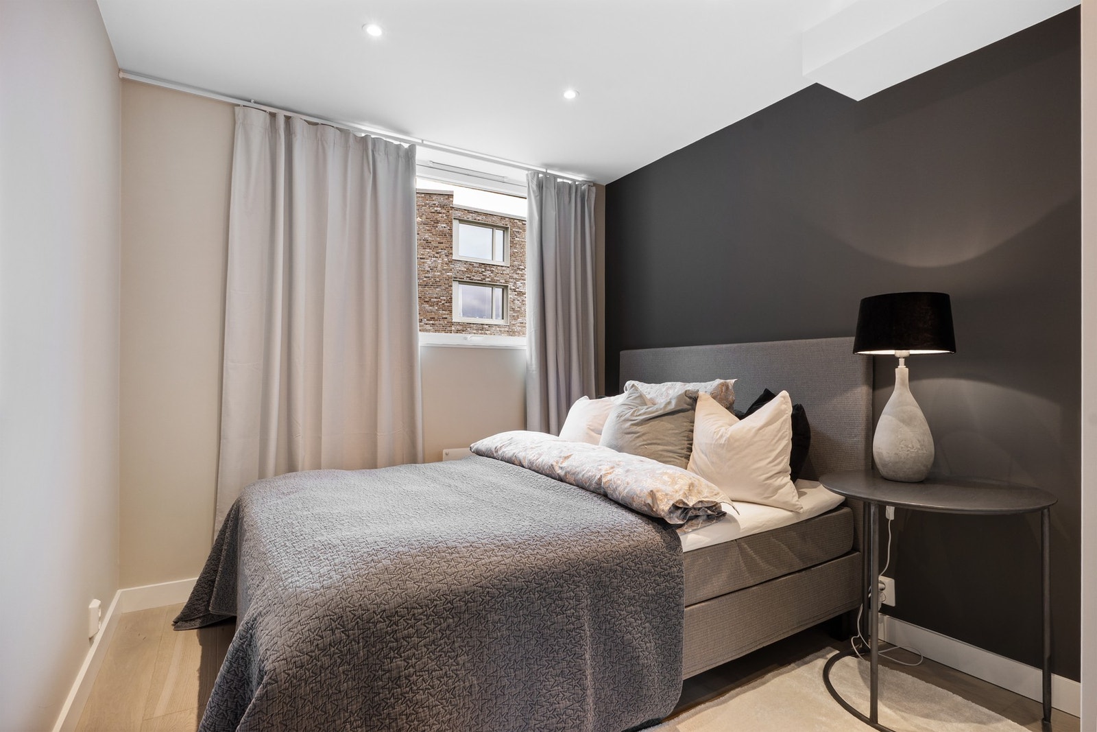 Begge har faste garderobeskap i samme stil som resten av boligen. Galleribilde