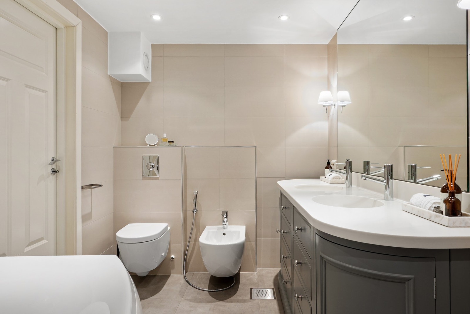 Elektrisk gulvvarme og innfelte downlights gir en lun og komfortabel atmosfære. Galleribilde