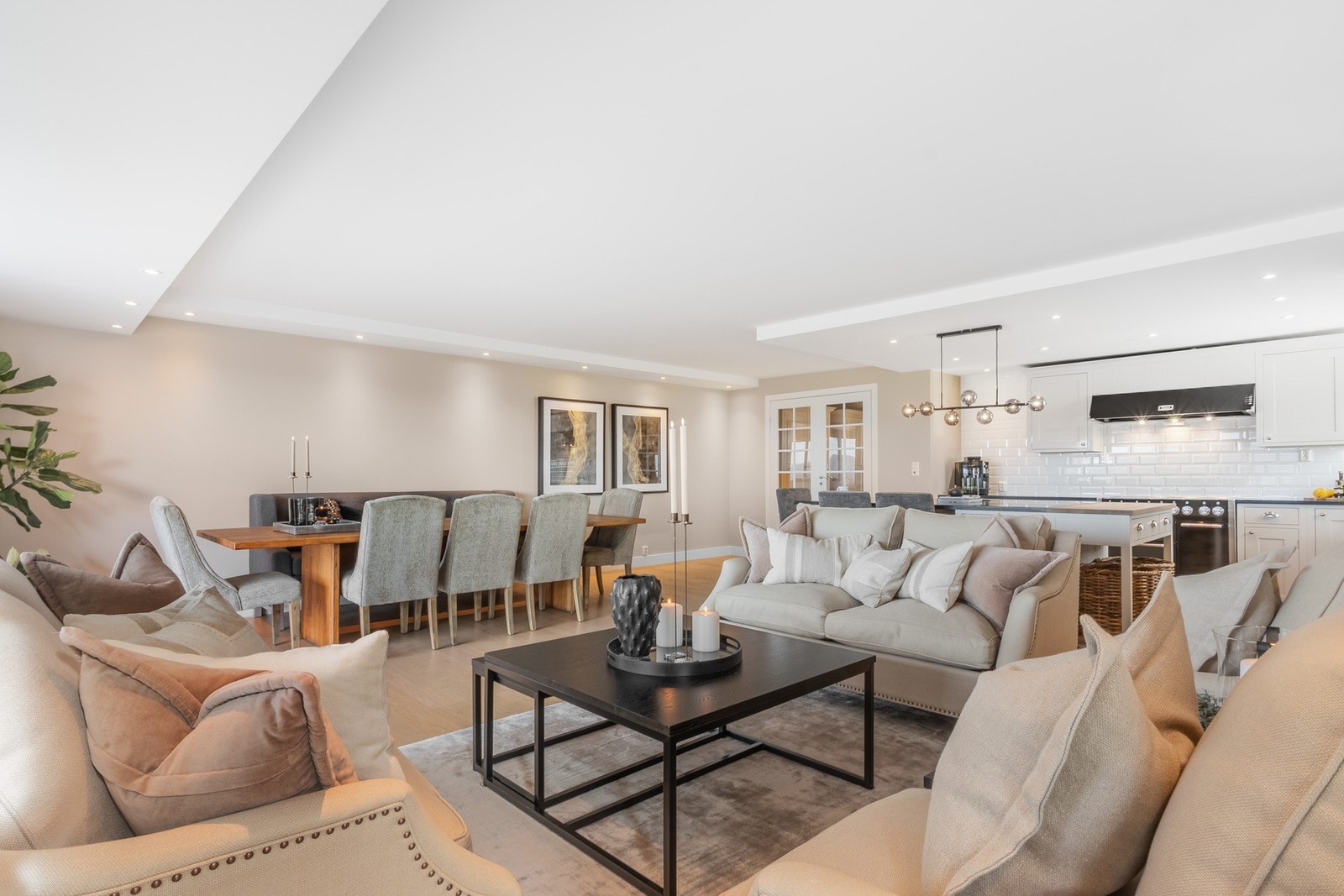 Takhøyde i stuen er på om lag 2,45 meter. Galleribilde