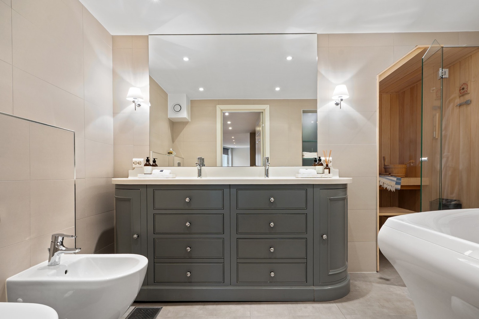 Hovedbadet er helfliset og fremstår romslig og elegant. Galleribilde