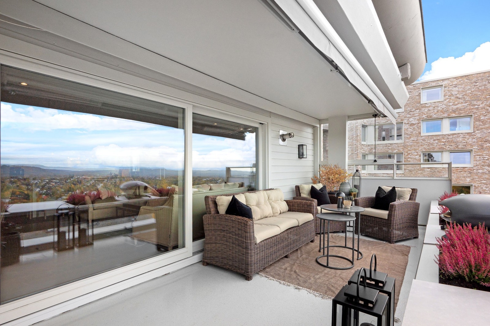 Her er det god plass til både sittegruppe og spiseplass Galleribilde