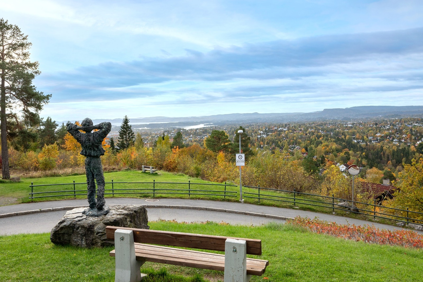 Her bor man i et rolig og grønt nabolag, samtidig som man har nærhet til byens fasiliteter og alt man trenger i hverdagen. Galleribilde