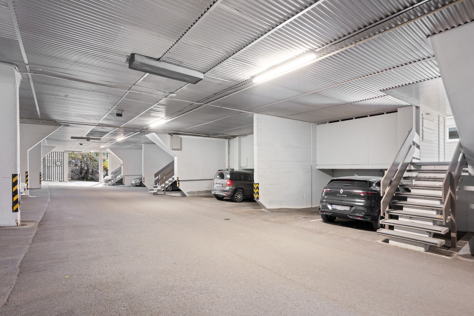 Med leiligheten følger det også bruksrett til garasjeplass med ladeboks for El-bil. Galleribilde