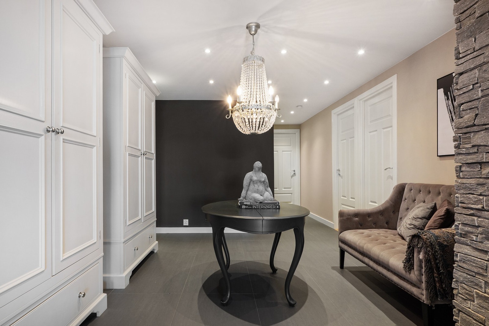 Gulv er i fliser og belysningen er godt integrert med innfelte spotter i himlingen. Galleribilde