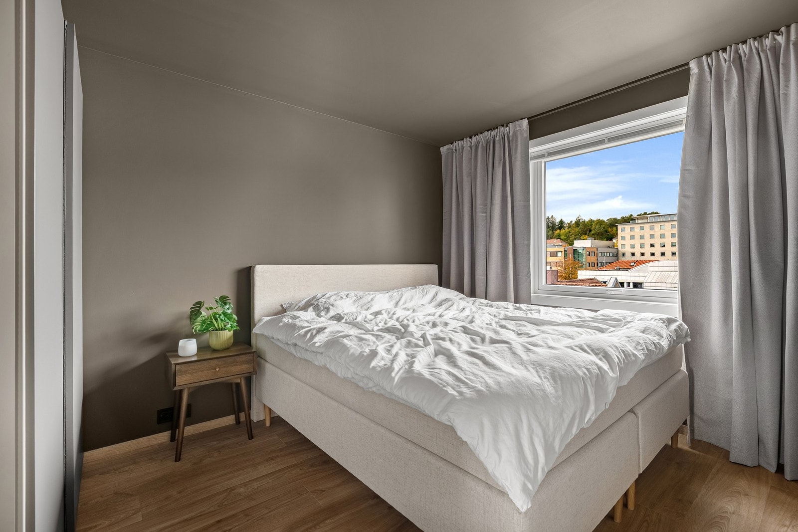 - Leiligheten har to gode soverom | Rommet er malt i behagelig fargevalg | God garderobeplass - Galleribilde