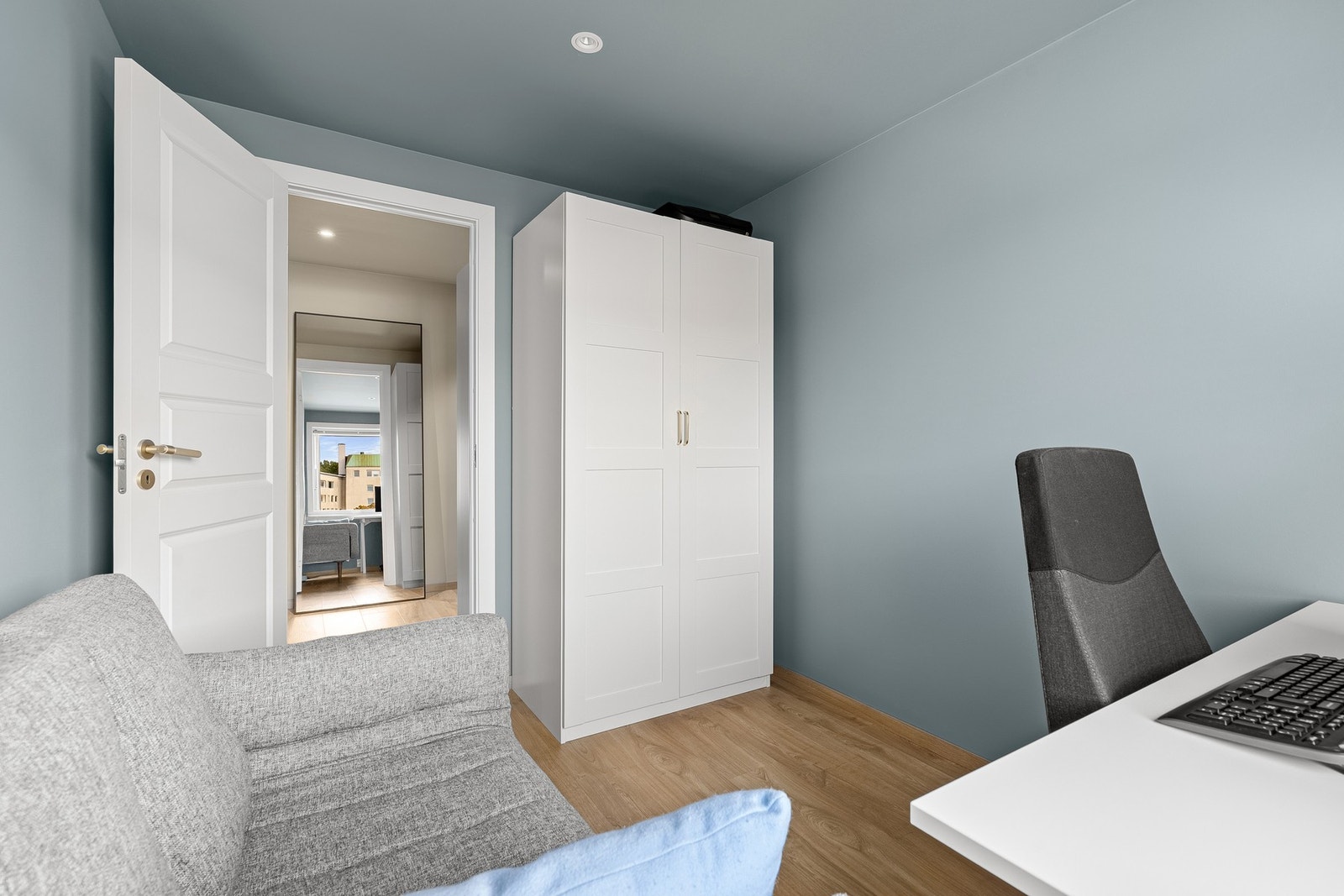 - Her også god plass til garderobeskap - Galleribilde