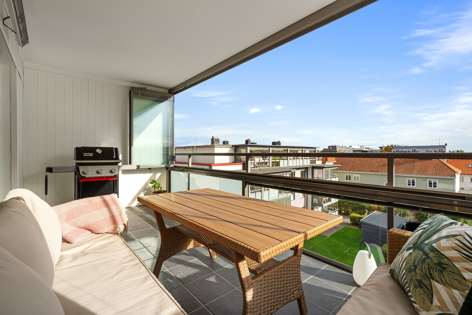 - Direkte fra stuen er det utgang til herlig balkong med fine solfohorhold - Galleribilde