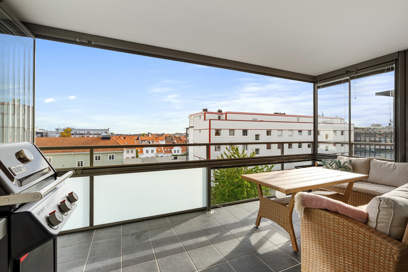 - Leiligheten har flere, fine kvaliteter | En av kvalitetene er den deilige, innglassede balkongen som måler hele 12kvm - Galleribilde