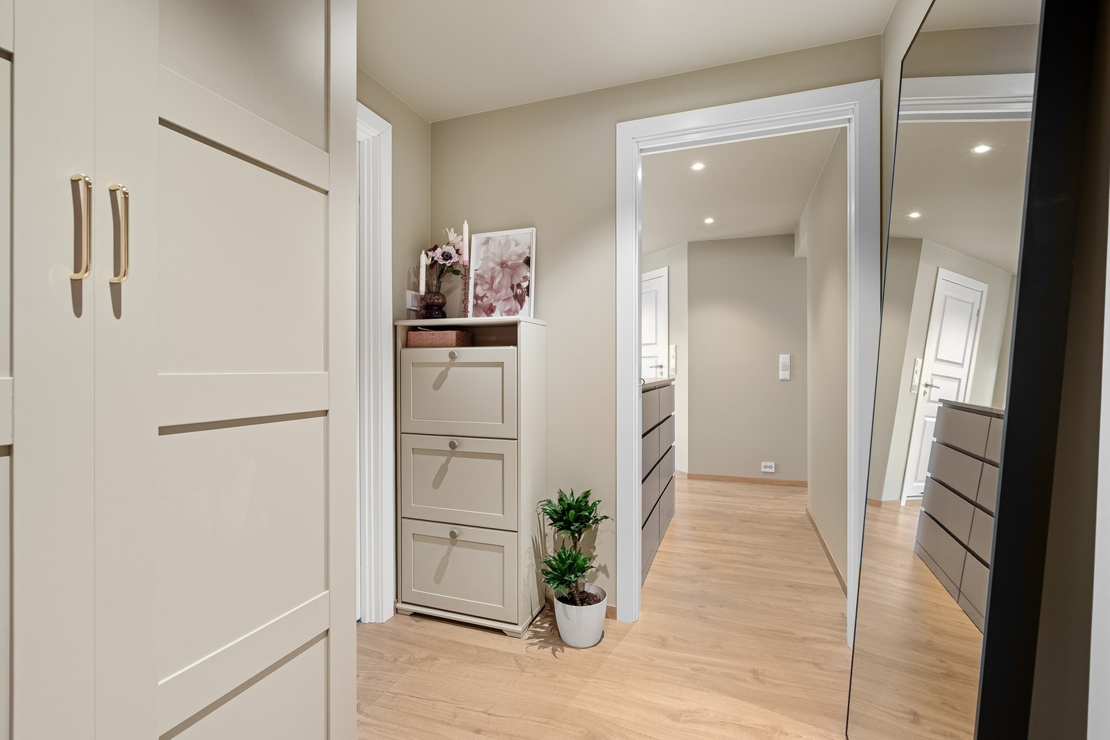 - Velkommen inn | Innbydende gang med nye gulv, downlights belysning i tak og overflater/tak i moderne fargevalg | Rosa dør! Sjarmerende - Galleribilde