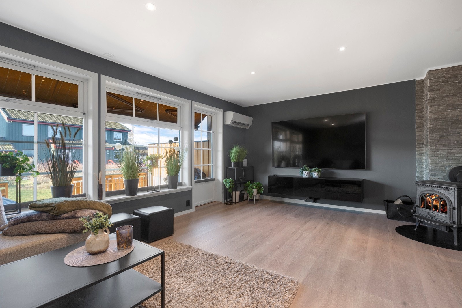 Stue har godt med naturlig lys inn Galleribilde