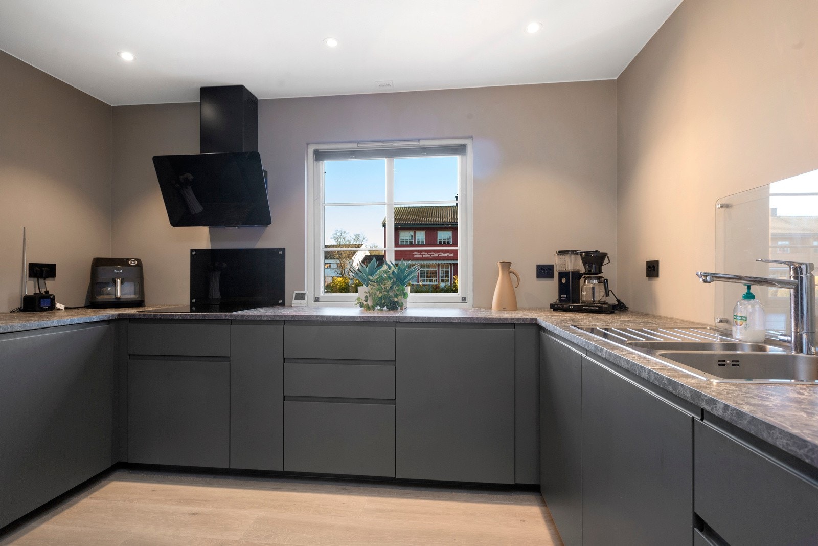 Meget godt med skap- og benkeplass Galleribilde