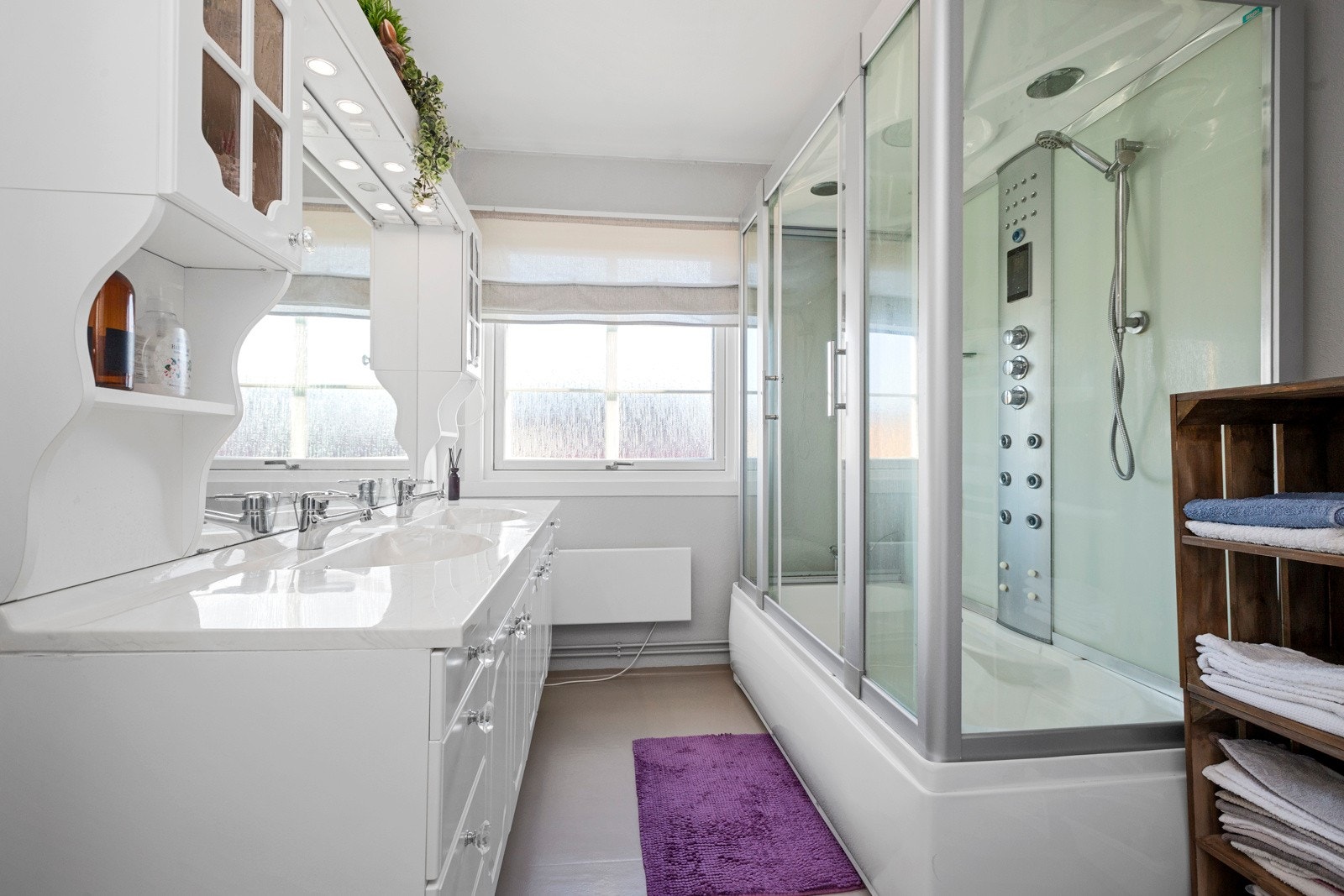 Bad med stort dusjkabinett Galleribilde