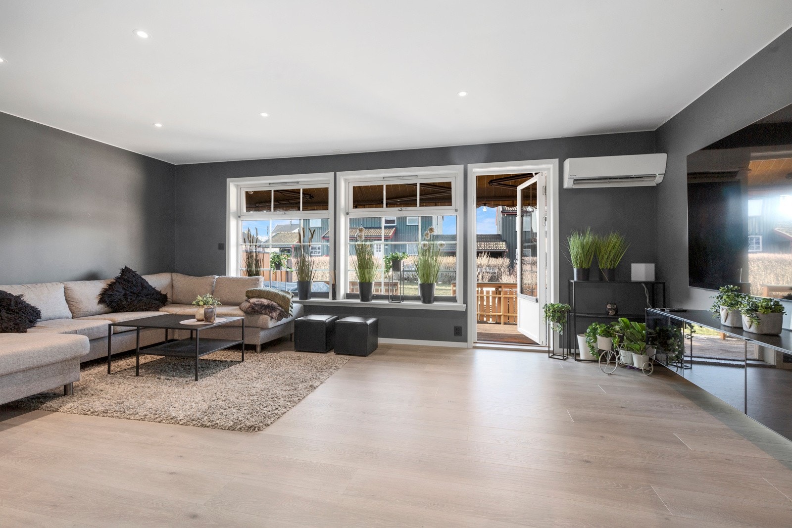 Fra stue er det utgang til terrasse Galleribilde