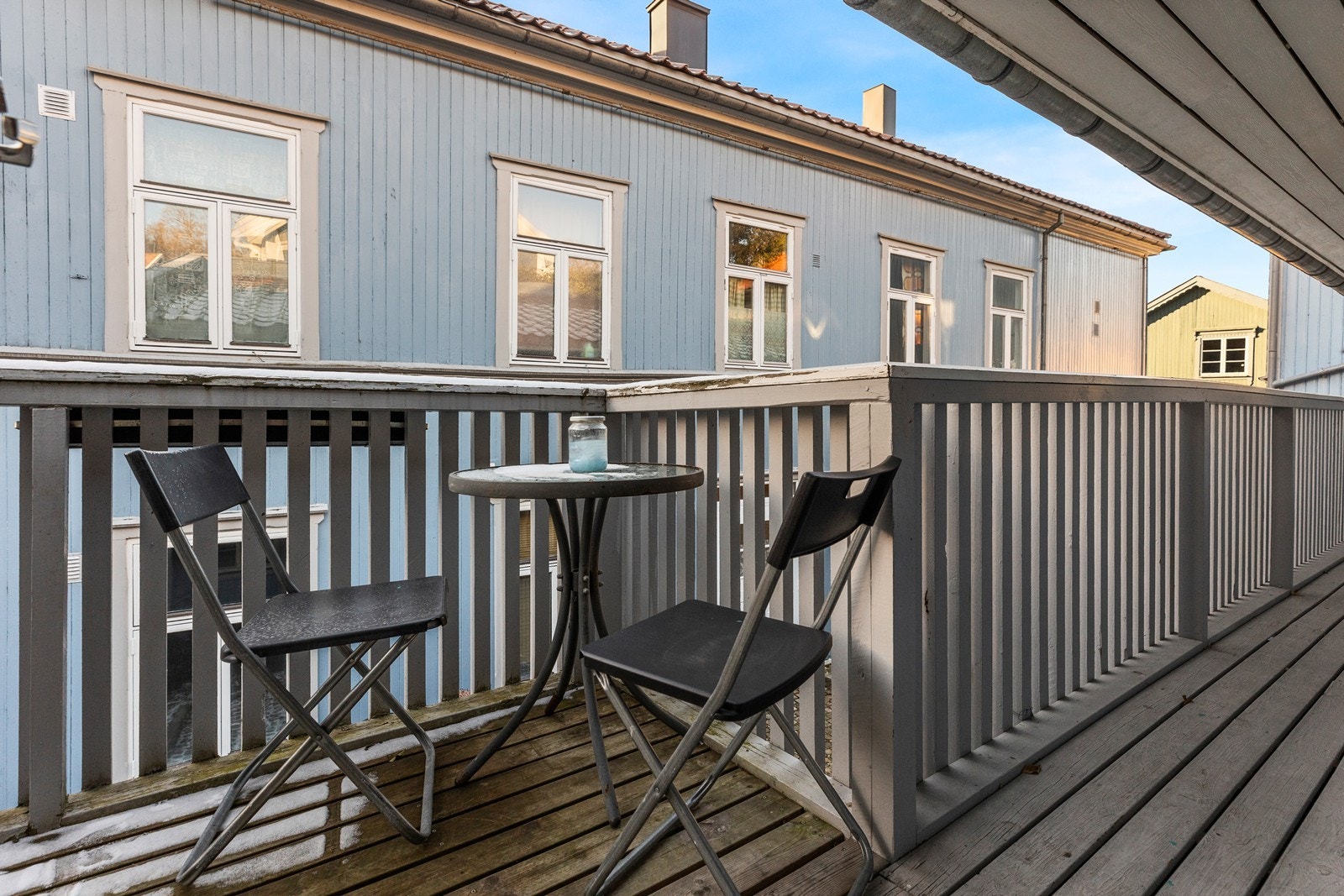 Trivelig veranda tilhørende leiligheten i 2. etasje. Galleribilde