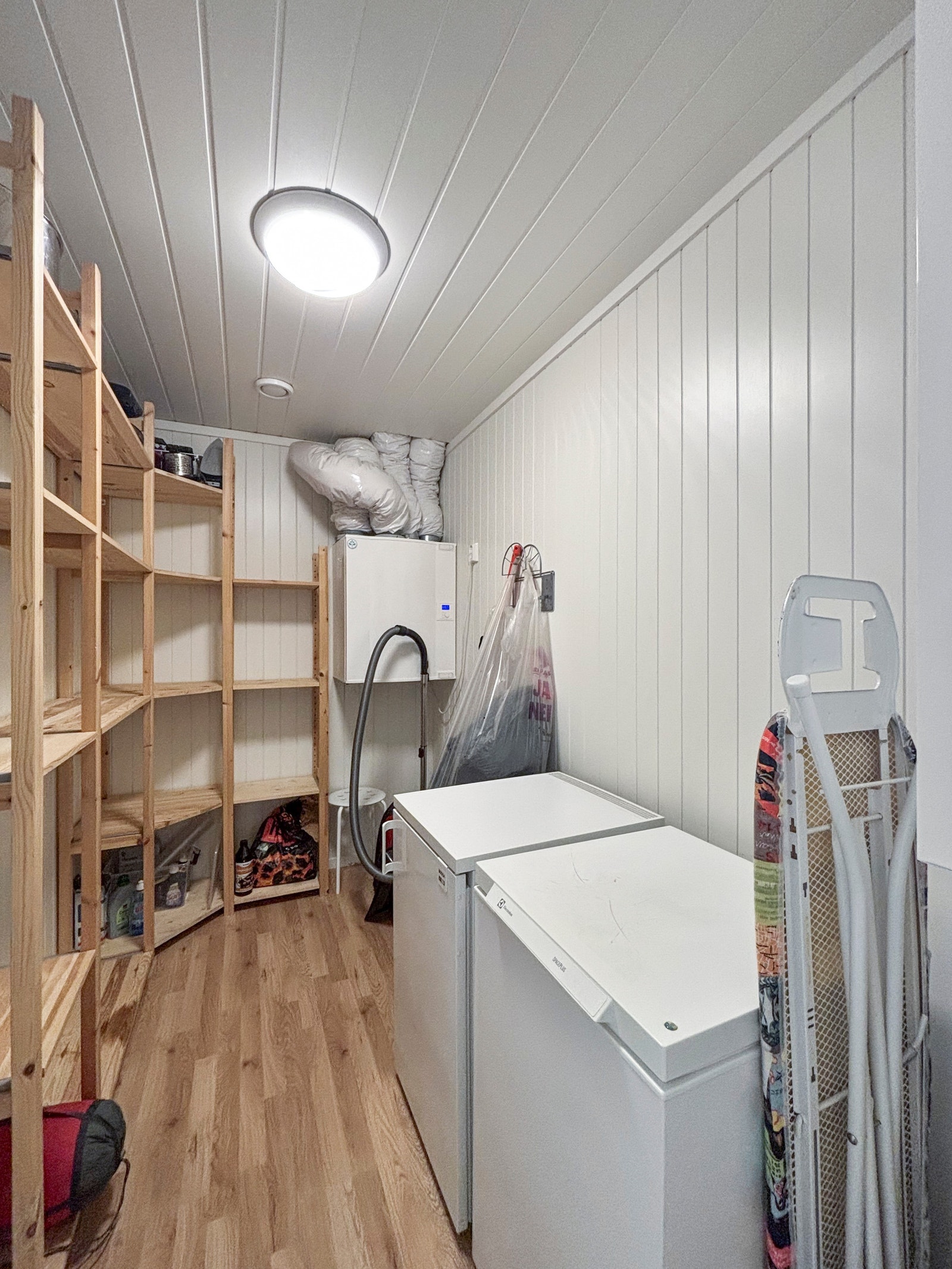 Bod med frys og hyllesystem. Galleribilde