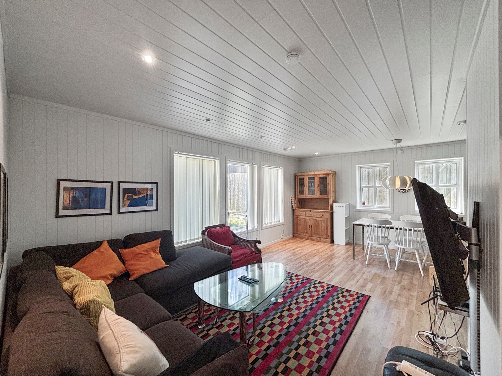 Boligen har 5 soverom av god størrelse, åpen stue og kjøkkenløsning, loftsstue, to bad og en romslig bod. Galleribilde