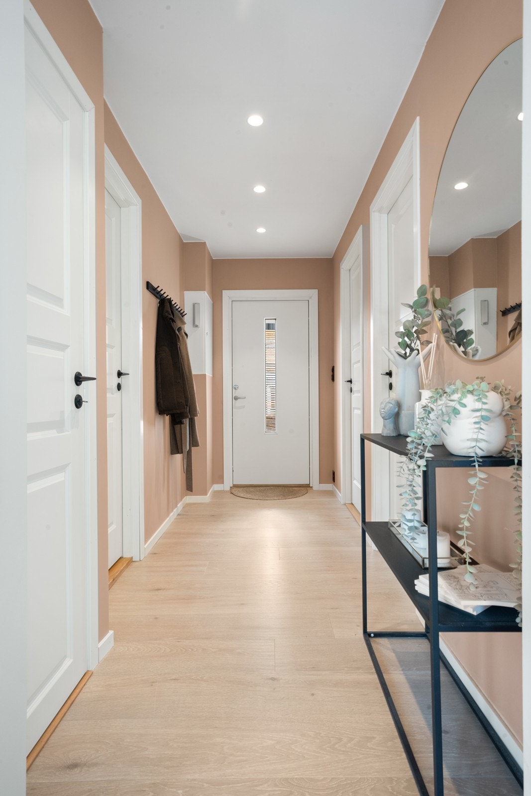 Plass til smale skoskap og fine festeløsninger på vegg i gangen Galleribilde