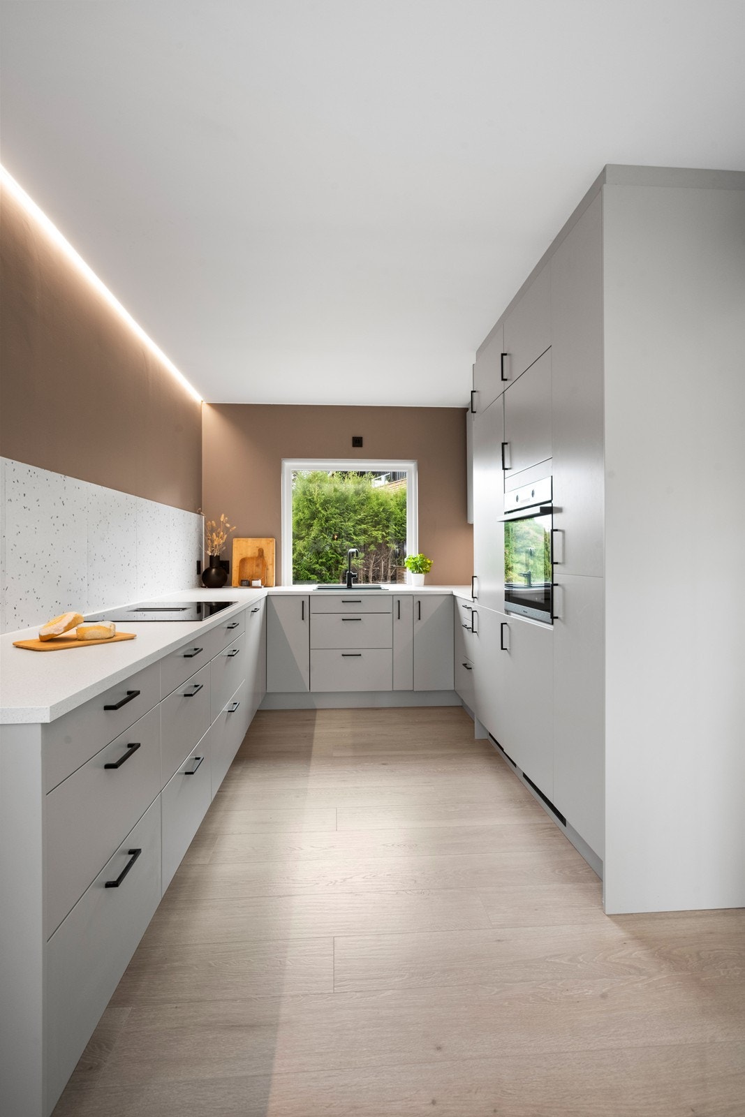 Kul detalj med belysning langs tak/vegg Galleribilde