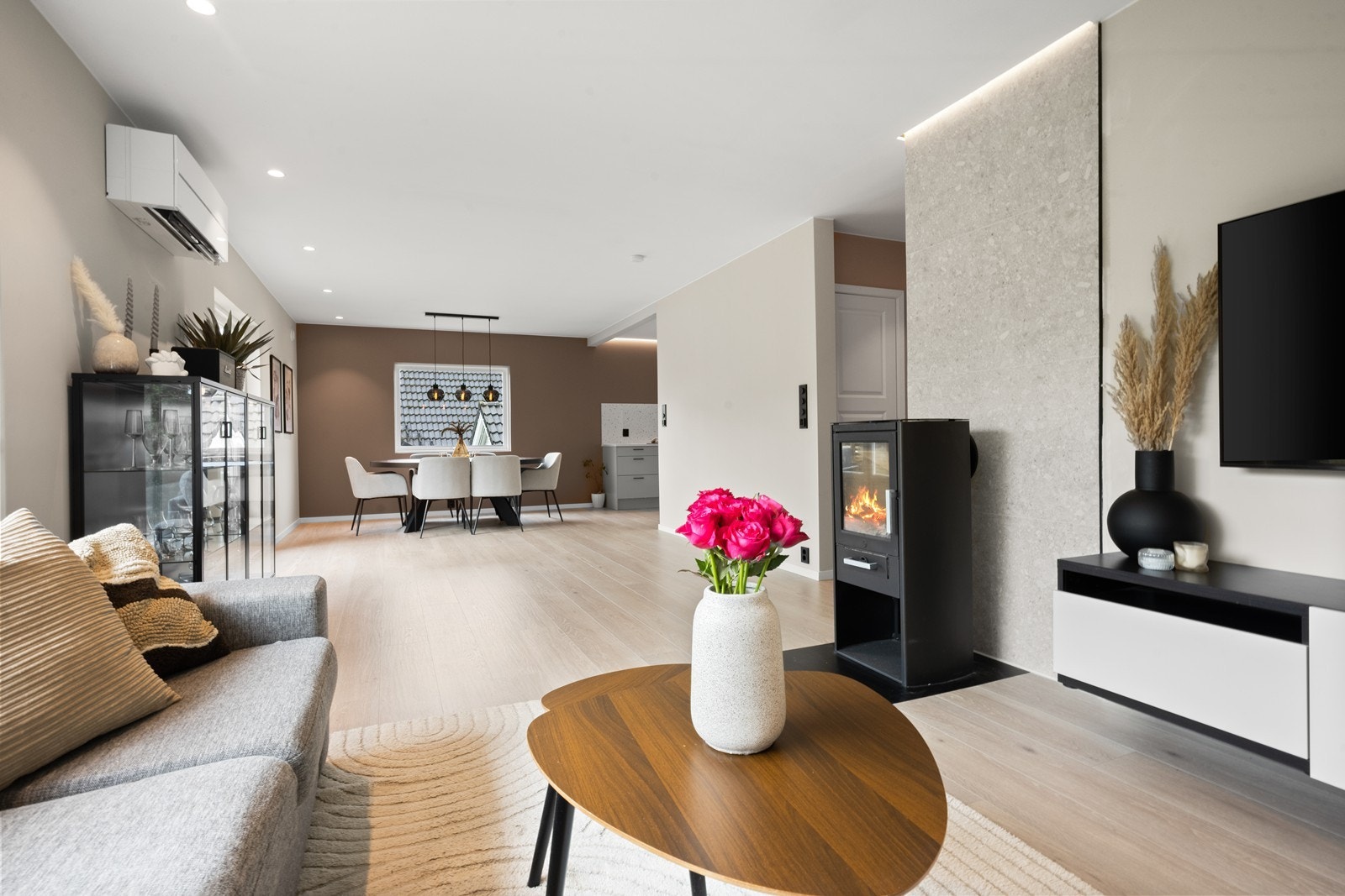 Gjennomgående lys laminat i stue og kjøkkensonen Galleribilde