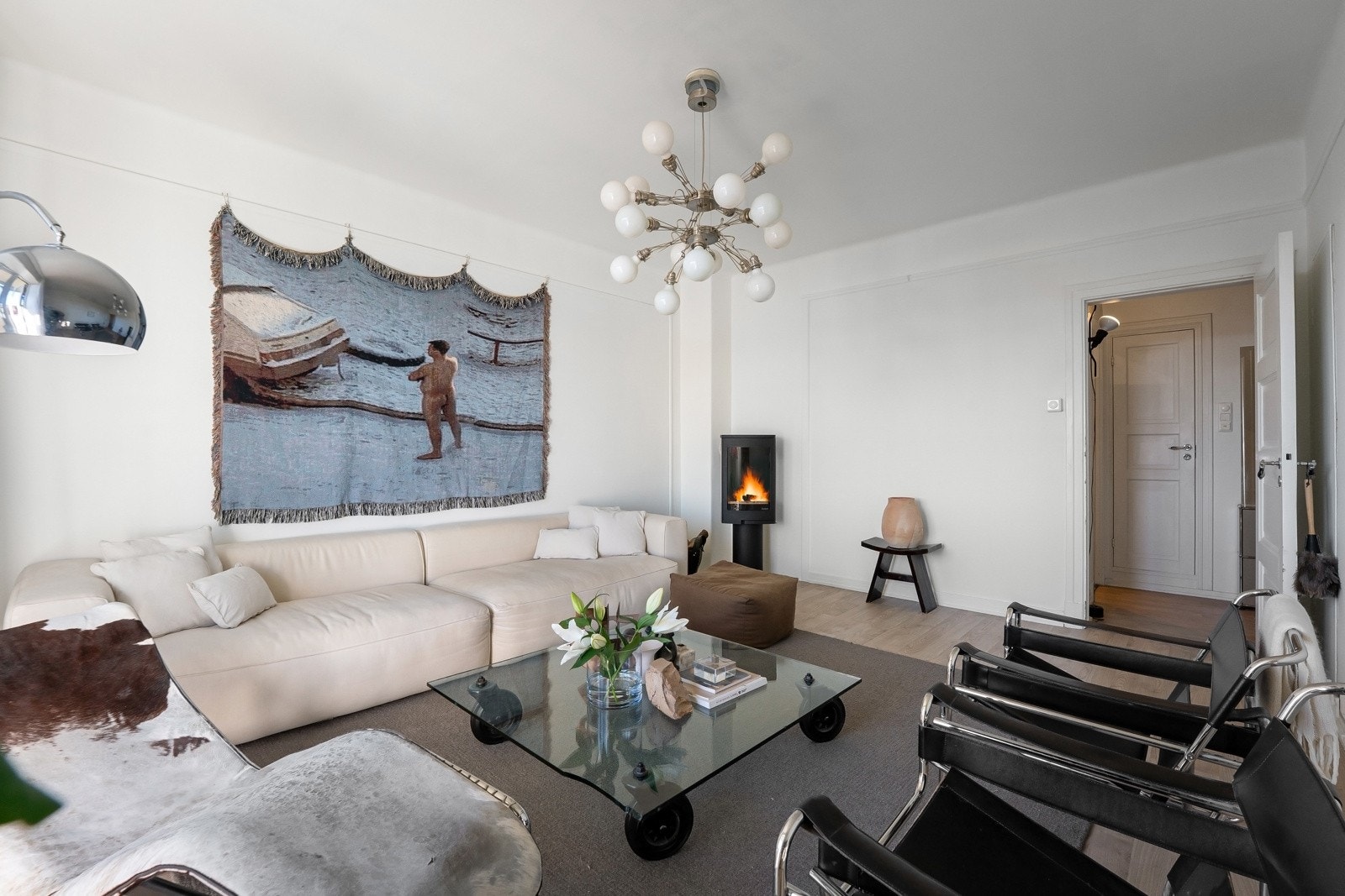 Her er det plass til både sofagruppe, spisebord, tv-møblement og andre innredningsløsninger Galleribilde