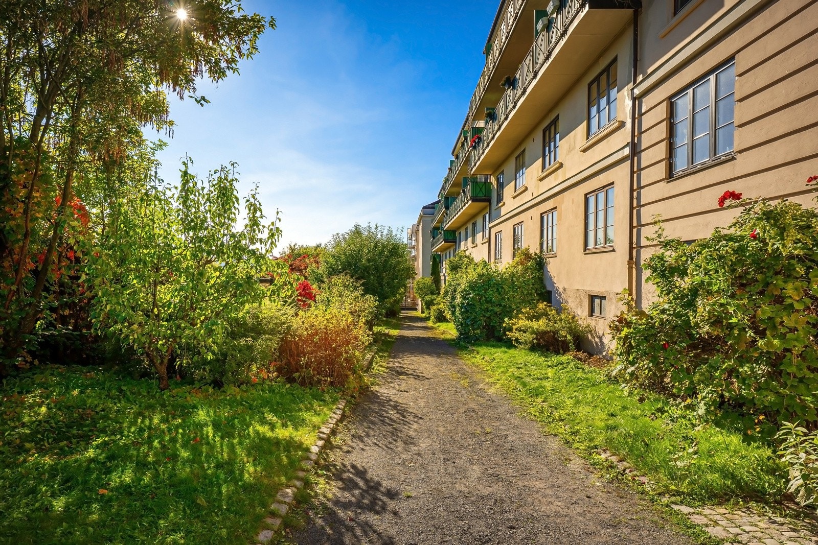 Det medfølger 3 boder. To i underetasjen og en på loftet Galleribilde