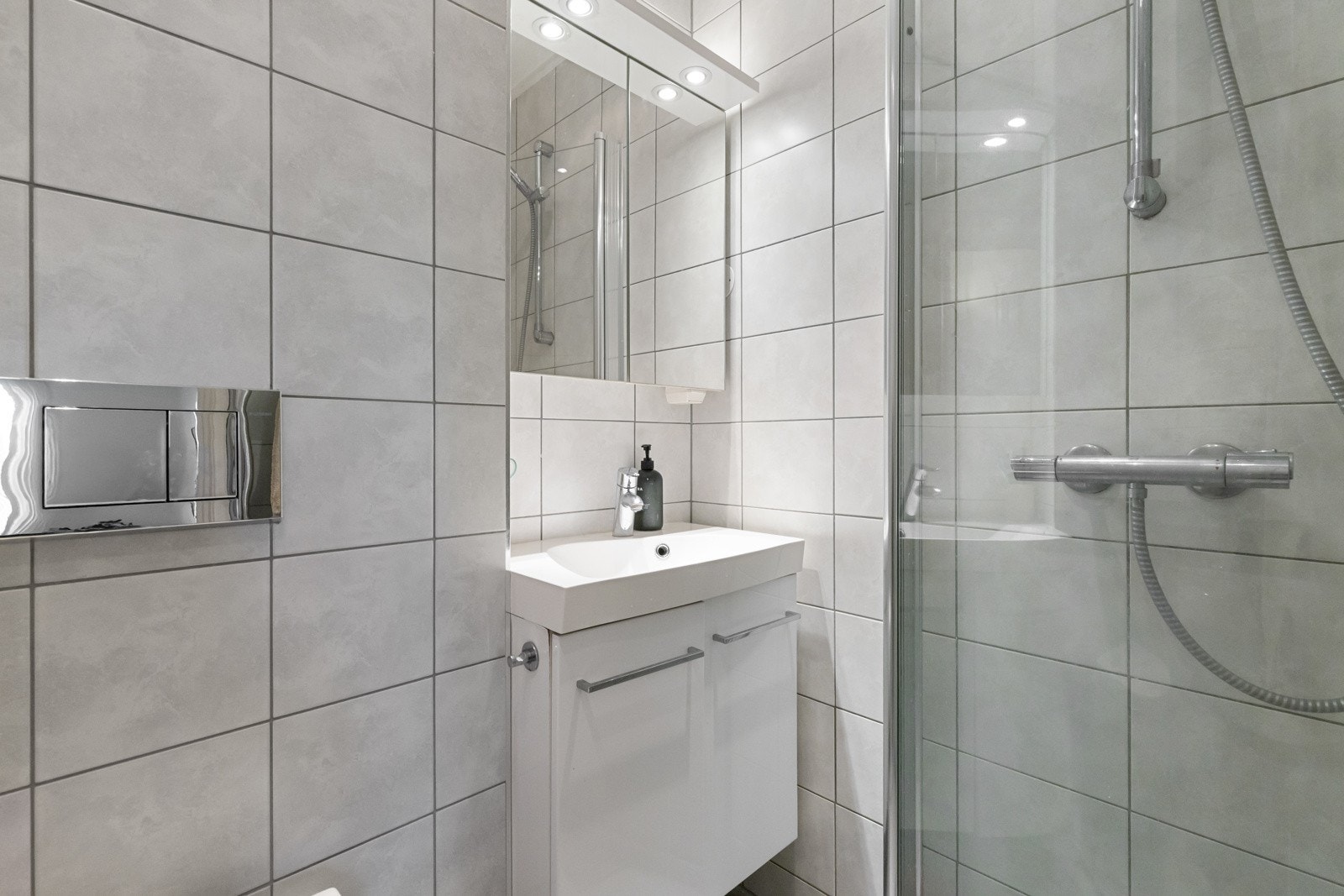 På badet er det dusjhjørne, servant med underskap og wc. Galleribilde