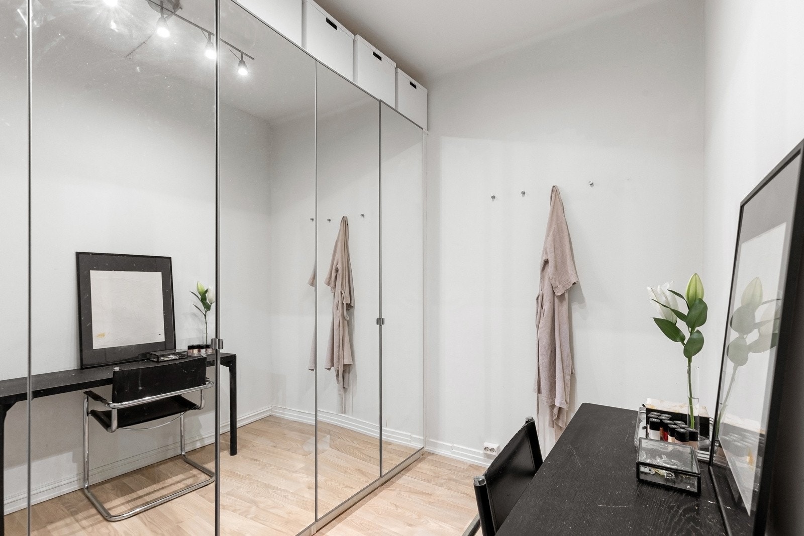 Her har man rikelig med oppbevaringsmuligheter Galleribilde