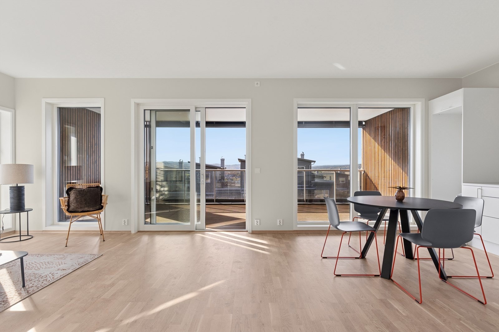 Her er det store vindusflater som slipper inn rikelig med naturlig lys. Galleribilde