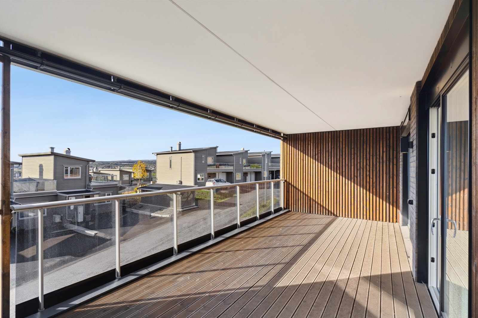 Terrassen er utført med Royal-impregnerte terrassebord og tonede glassrekkverk. Galleribilde