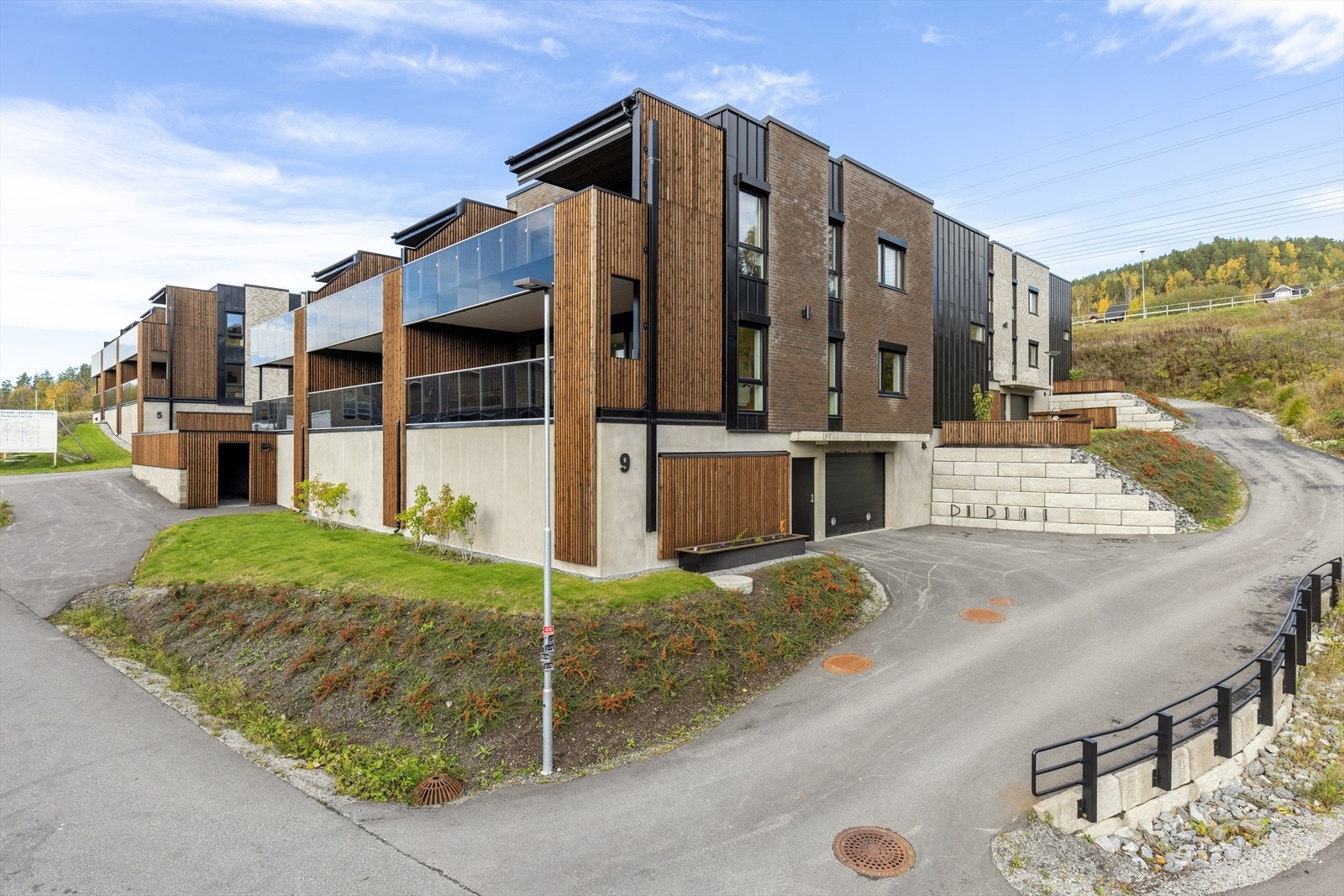 Området er nyetablert og svært barnevennlig med bl.a. kort vei til barnehage og ligger sentralt i forhold til gode serviceforhold i Hokksund sentrum. Galleribilde