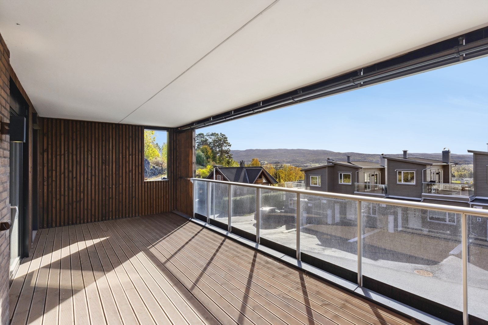 Fra stuen er det utgang til en flott terrasse på 26 kvm. Terrassen er sydvestvendt og har gode solforhold Galleribilde