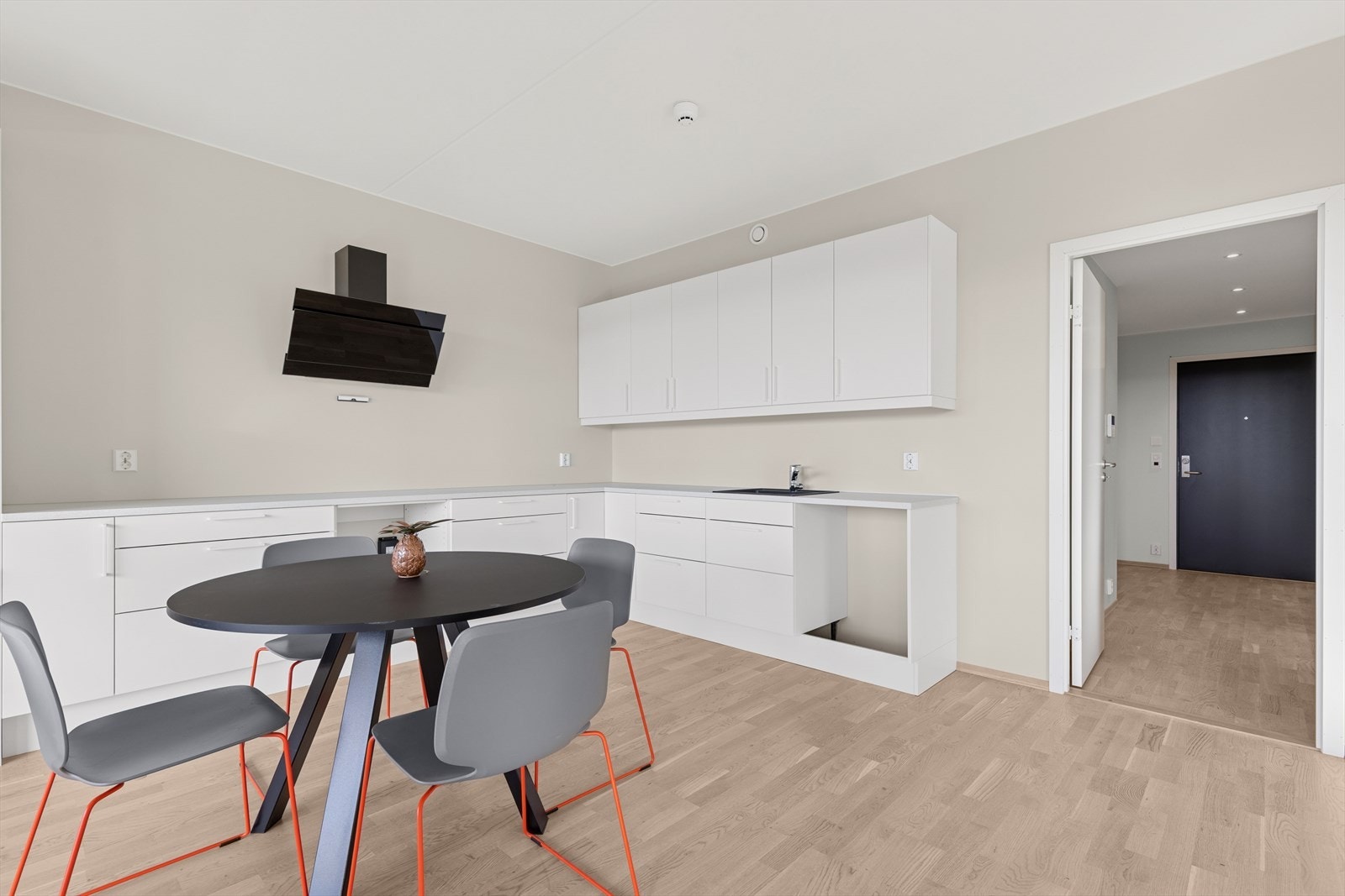 Kvalitetskjøkken fra Norema med god skap- og benkeplass. Galleribilde