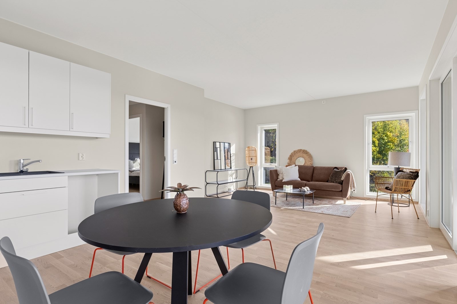 Stue og kjøkken i åpen løsning med god plass til sofa og spisebord. Galleribilde