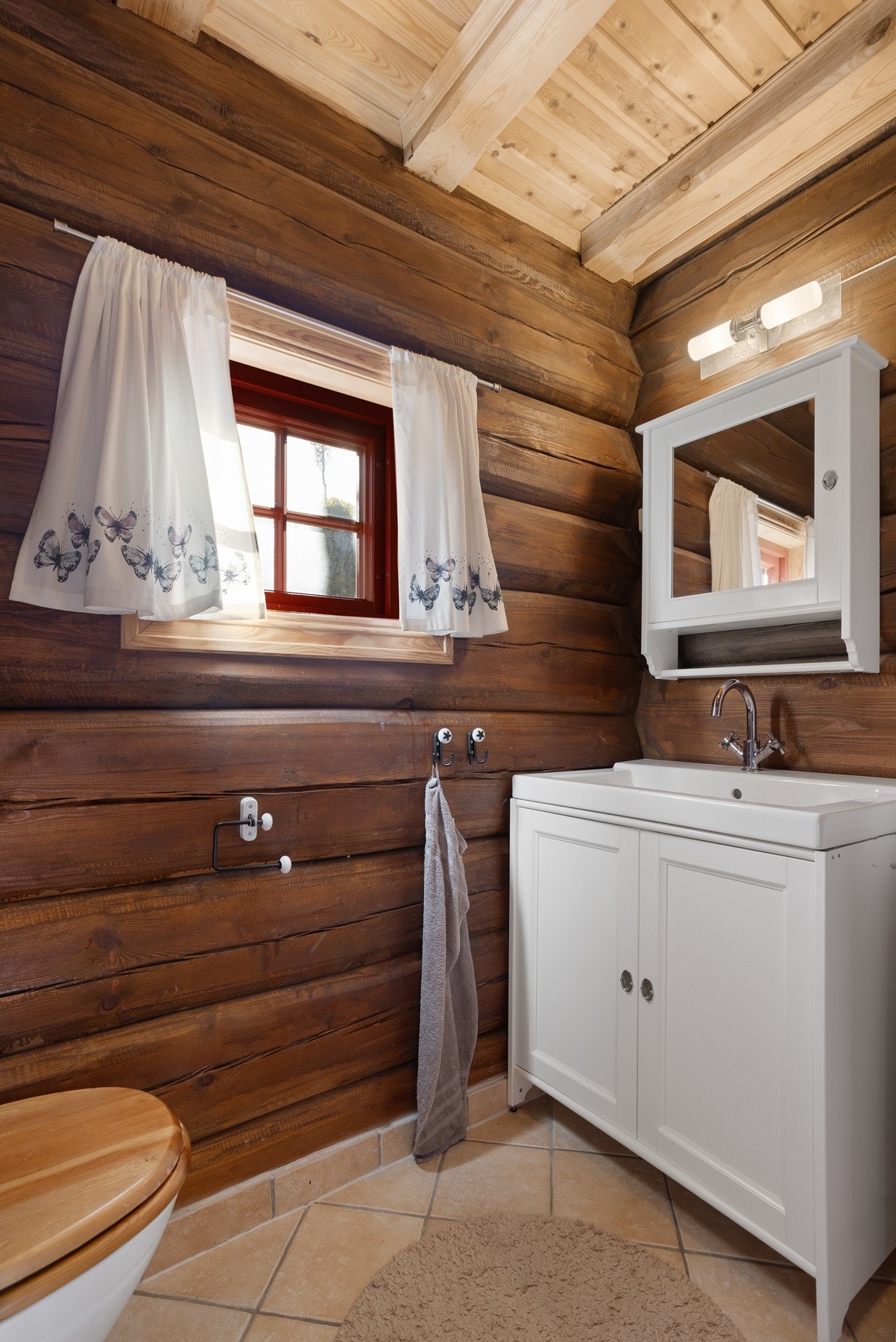 Flislagt gulv og tømmer på vegg Galleribilde