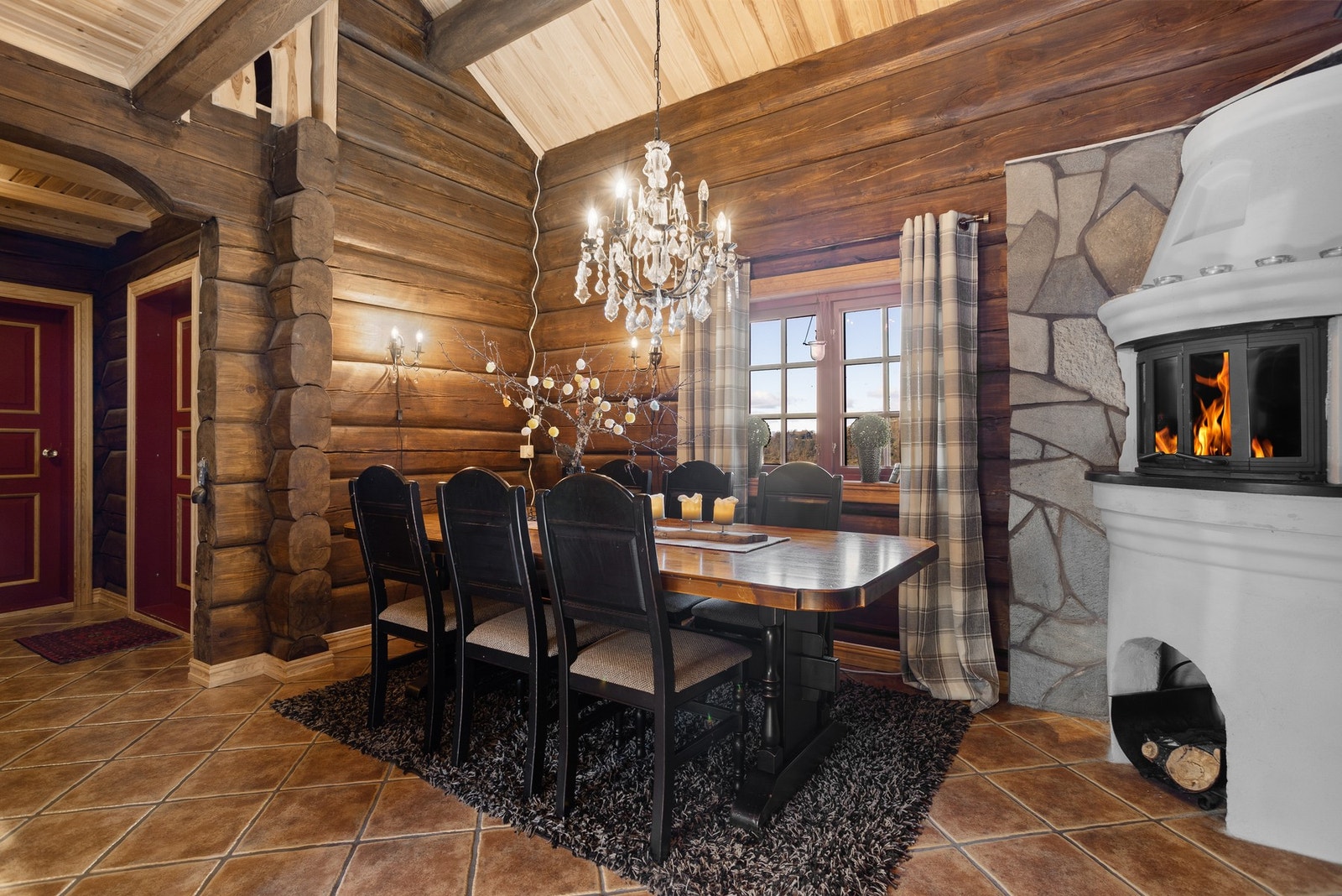 Stort kjøkken med god plass til spisegruppe Galleribilde