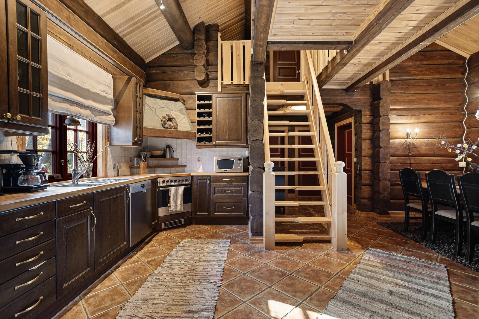 Kjøkkeninnredningen har godt med oppbevaringsplass i skuffer og skap, og delvis integrerte hvitevarer Galleribilde