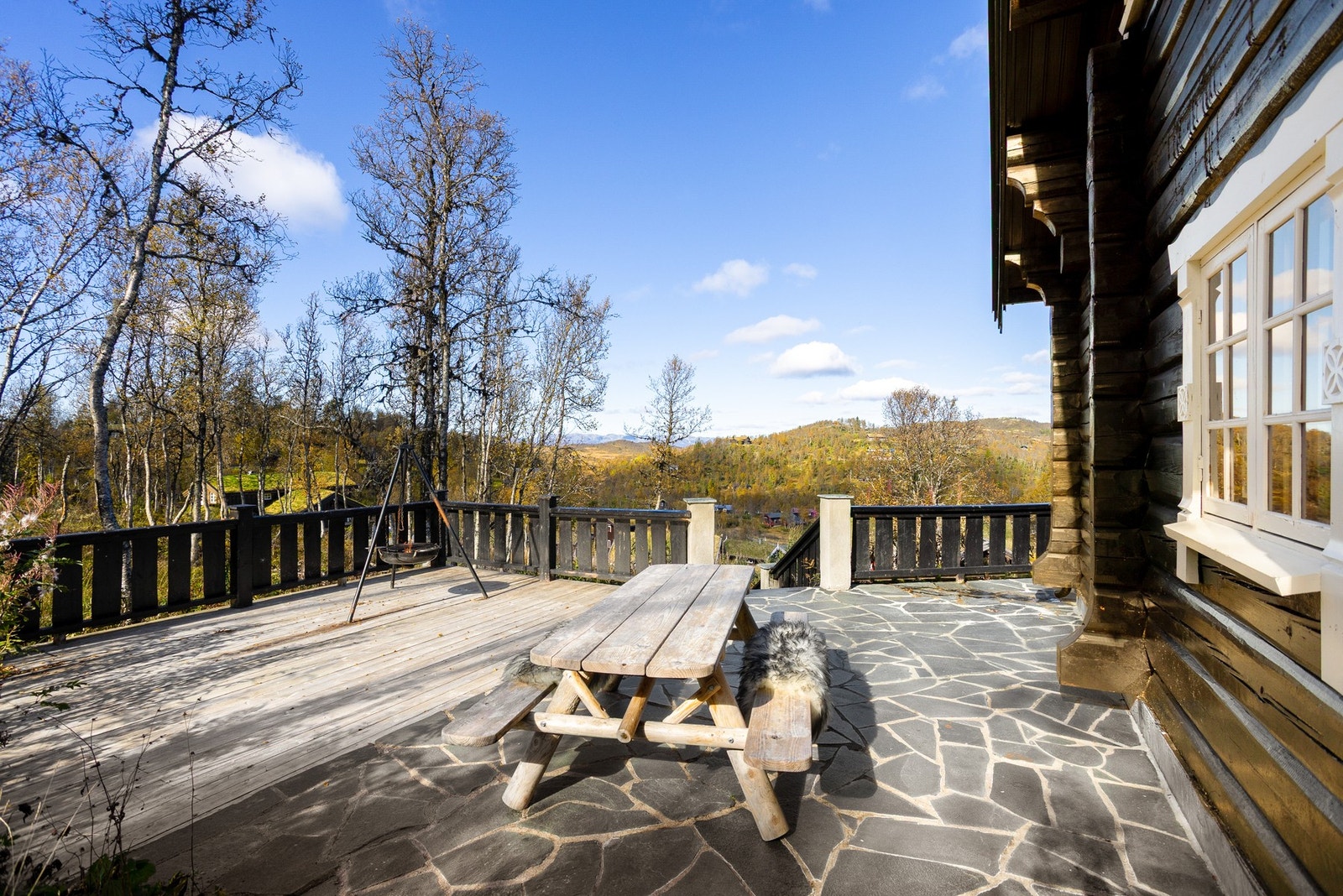 Flott utsikt over nærområde og fjellrekkene i horisonten. De største trærne står inne på tomten og kan hugges om ønskelig Galleribilde