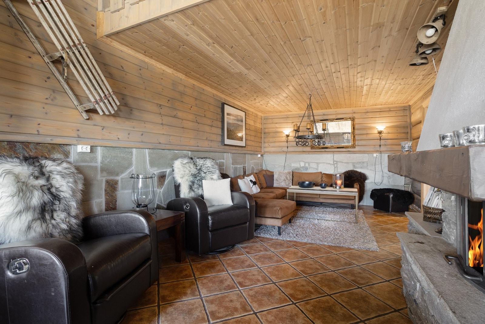 Stuen er av god størrelse og har plass til møblering i ulike soner Galleribilde