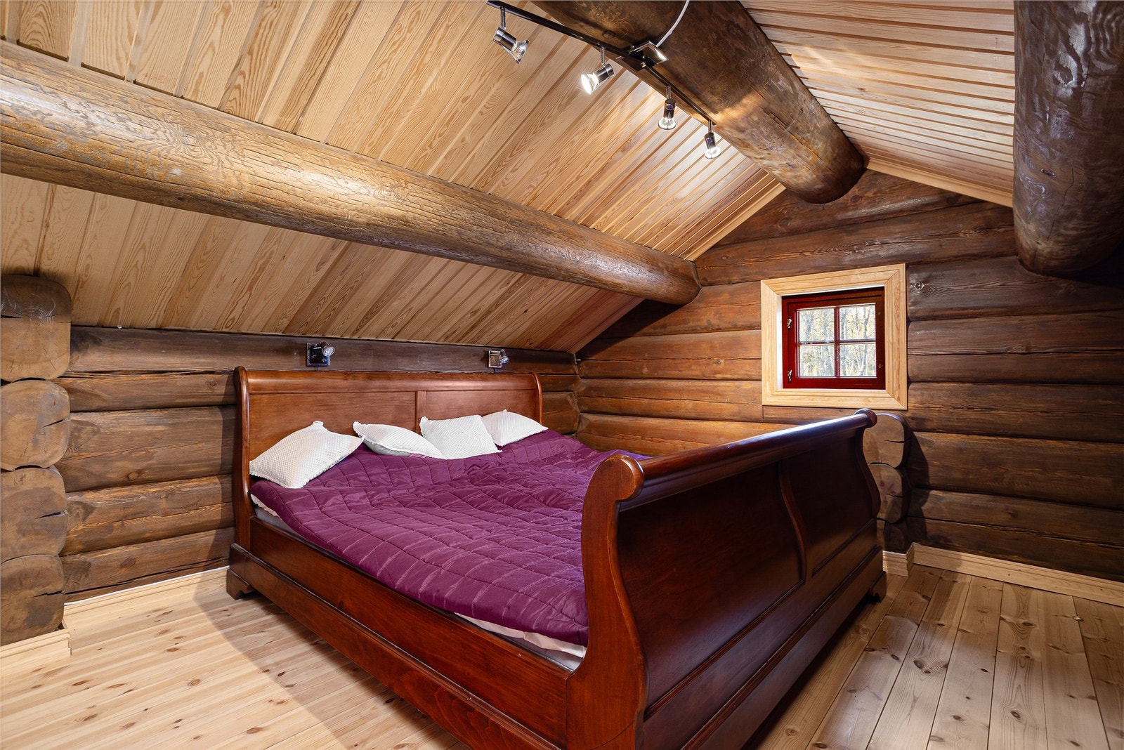 Soverom i 2. etasje. God plass til innredning av dobbeltseng og tilhørende møblement Galleribilde