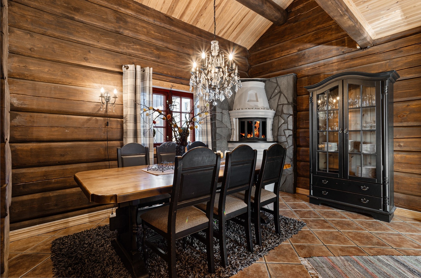 Her kan man fyre i peisen mens man nyter et bedre måltid Galleribilde