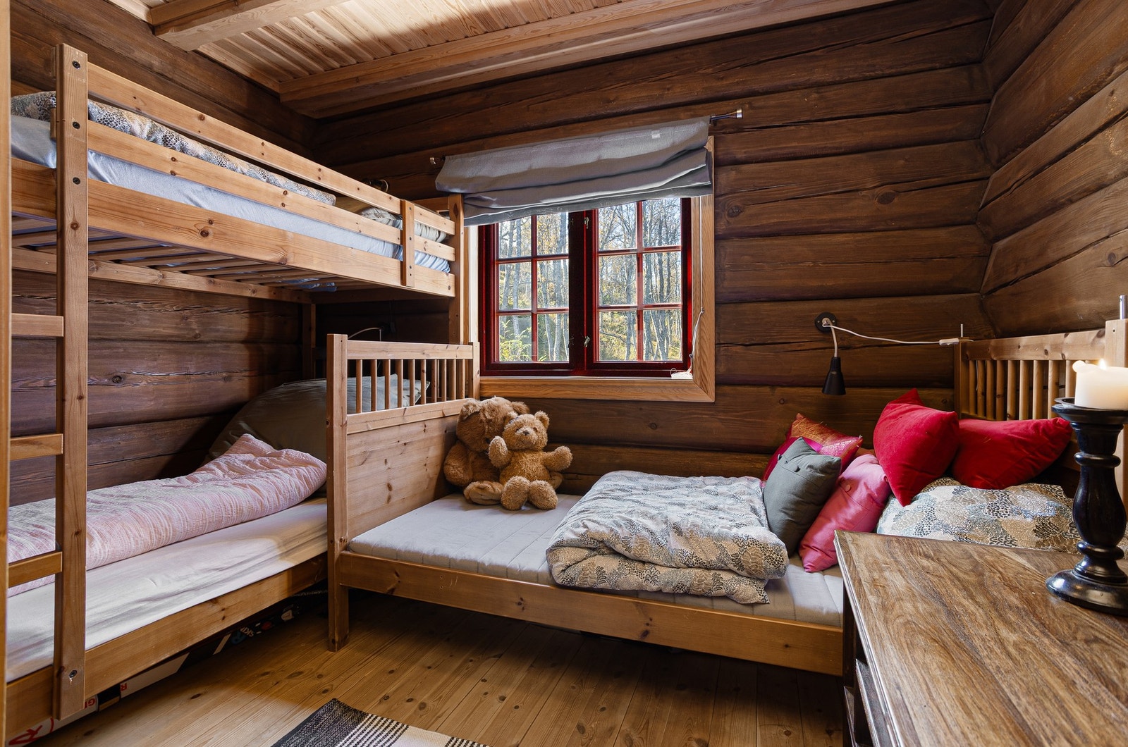 Soverom II innredet med køyeseng og enkeltseng Galleribilde